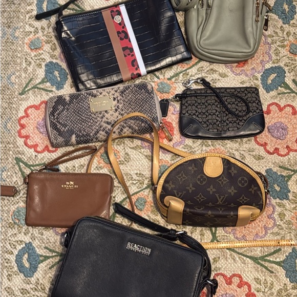 Used bags in good condition for sale. Brand are Mk, Coach, Kenneth Cole, Ann Kln - Picture 1 of 1